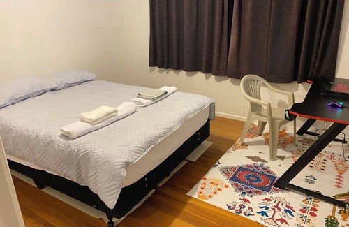 Riccarton Casa | Queen Size Bedroom Near Hagley Park sharing kitchen & Bathroom with host & guest