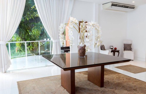 Sao Conrado Hotel | Queen-size suite in a luxury hotel