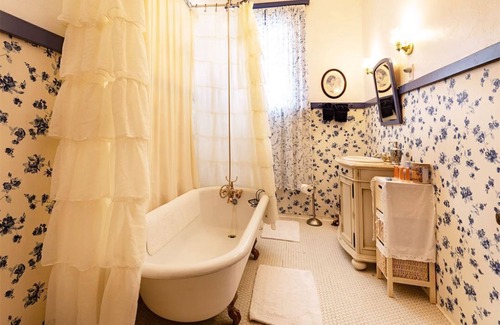 Gainesville Cama Y Desayuno | Queen Size Suite with a shared Hallway Bath