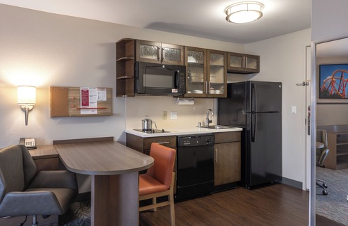 Anaheim Resort Hotel | Queen Studio Escape! 2 Unit Pet Friendly Stay w/ Outdoor Pool, Steps to Disney!