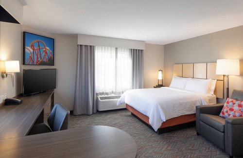Anaheim Resort Hotel | Queen Studio Escape! 2 Unit Pet Friendly Stay w/ Outdoor Pool, Steps to Disney!