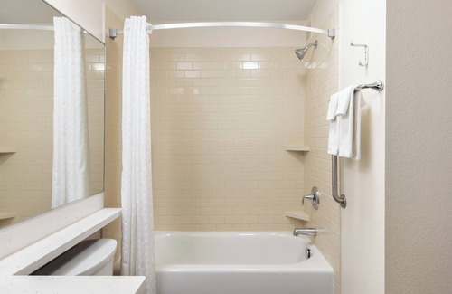 Anaheim Resort Hotel | Queen Studio Escape! 2 Unit Pet Friendly Stay w/ Outdoor Pool, Steps to Disney!