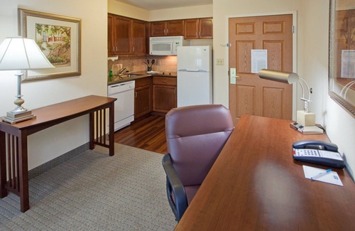 Aquia Harbour Condominio | Queen Suite in Stafford! Shared Indoor Pool + 24h Business Center