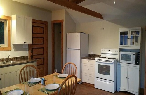 Balfour Cabaña | Queens Bay Hideaway Cottage Lakefront