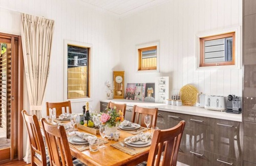 Coorparoo Casa | Queenslander w/ large and comfy Patio/ family Home