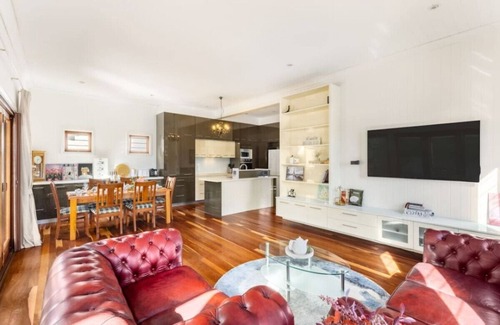 Coorparoo Casa | Queenslander w/ large and comfy Patio/ family Home
