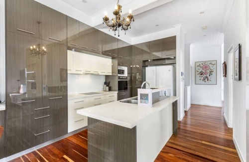 Coorparoo Casa | Queenslander w/ large and comfy Patio/ family Home