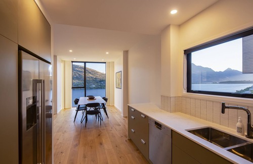 Frankton Villa | Queenstown Lake & Mountain Magic