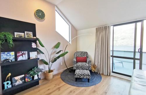 Sunshine Bay Casa | Queenstown Lakeview Holiday Home-5mins to town
