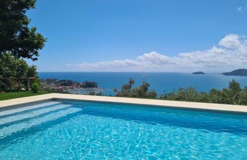Pugliola Casa | "Quercia House", inside a Private Park, shared Pool, Tennis, AC, Parking next home and a Garage in Lerici!