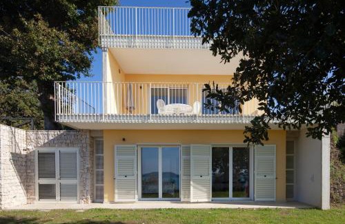 Pugliola Casa | "Quercia House", inside a Private Park, shared Pool, Tennis, AC, Parking next home and a Garage in Lerici!