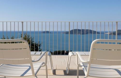 Pugliola Casa | "Quercia House", inside a Private Park, shared Pool, Tennis, AC, Parking next home and a Garage in Lerici!