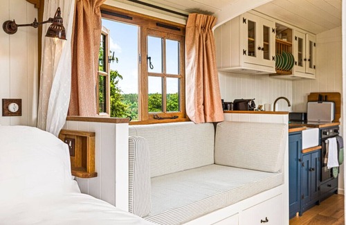 Stonor Cabina | Quercus & Redwood - Sleeps 4