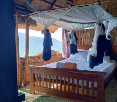 Cape Maclear Cabina | Quest at Cape Maclear