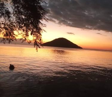 Cape Maclear Cabina | Quest at Cape Maclear