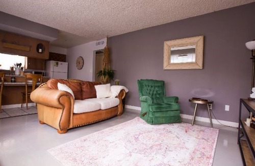 Oleander - Sunset Casa | Quiet 1 Bedroom Townhouse in Midst of Downtown Bakersfield and Across Beale Park