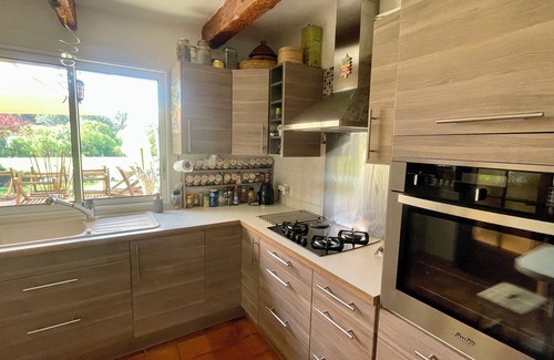 Lambesc Casa | Quiet 10-person house with independent studio. Countryside near village center.