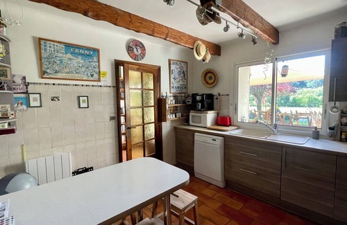 Lambesc Casa | Quiet 10-person house with independent studio. Countryside near village center.