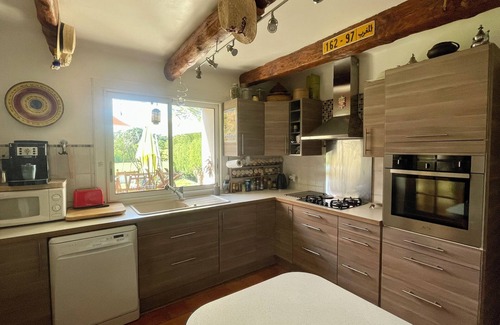Lambesc Casa | Quiet 10-person house with independent studio. Countryside near village center.