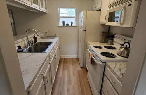 North Loop Casa | Quiet 1BR, full remote work setup, walkable area.