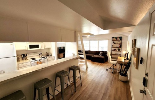 North Loop Casa | Quiet 1BR, full remote work setup, walkable area.