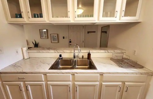North Loop Casa | Quiet 1BR, full remote work setup, walkable area.