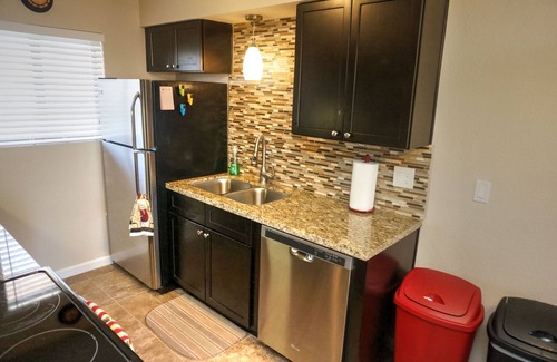 Wickenburg Condominio | Se renovó el condominio grande de 2 camas en los tranquilos condominios Gold Desert. Inquilinos a largo plazo