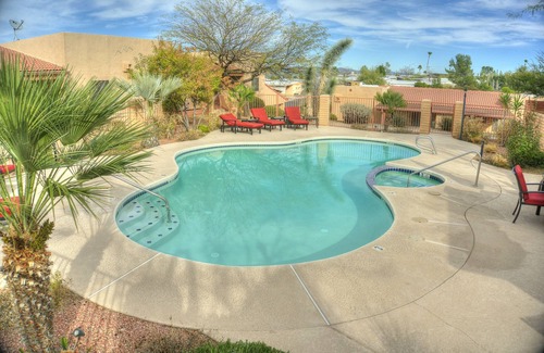 Wickenburg Condominio | Se renovó el condominio grande de 2 camas en los tranquilos condominios Gold Desert. Inquilinos a largo plazo