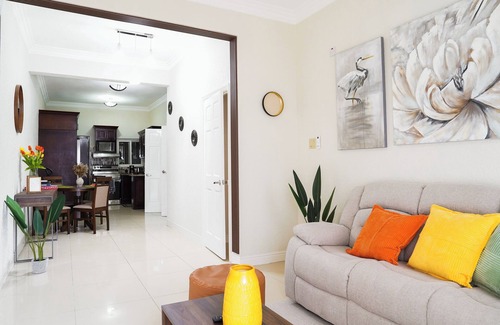 Jack's Hill Apartamento | Quiet 2-bedroom apartment with WiFi and patio fitness area in vibrant Kingston