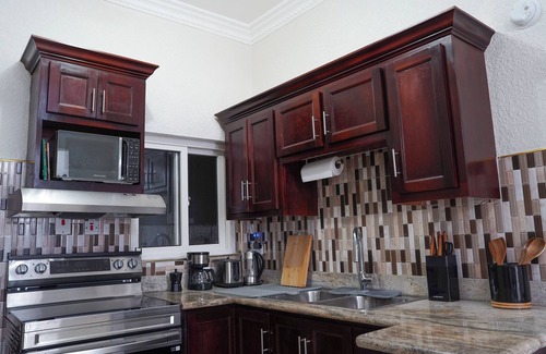Jack's Hill Apartamento | Quiet 2-bedroom apartment with WiFi and patio fitness area in vibrant Kingston