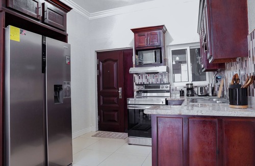 Jack's Hill Apartamento | Quiet 2-bedroom apartment with WiFi and patio fitness area in vibrant Kingston
