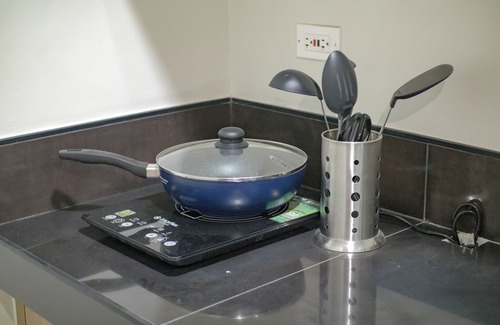Paranaque Condominio | Quiet 2-bedroom condo with AC and WiFi in Parañaque