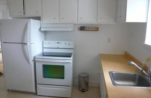 Ville-Emard Apartamento | Tranquilo apartamento amueblado de 2 dormitorios, amplio jardín, estacionamiento disponible, metro cerca