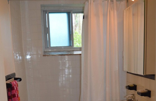 Ville-Emard Apartamento | Tranquilo apartamento amueblado de 2 dormitorios, amplio jardín, estacionamiento disponible, metro cerca
