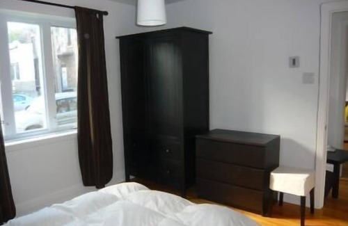 Ville-Emard Apartamento | Tranquilo apartamento amueblado de 2 dormitorios, amplio jardín, estacionamiento disponible, metro cerca