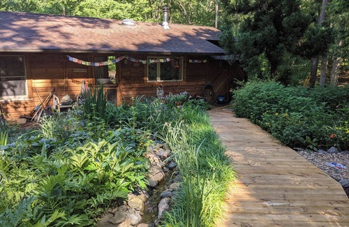 Batesville Casa | Quiet 2-bedroom house with AC/wifi in the woods near Charlottesville