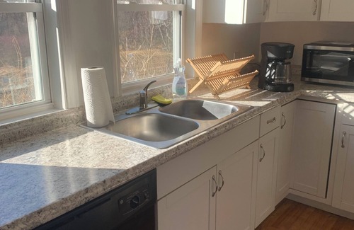 Cheshire Apartamento | Quiet 2bd Townhome apt in the heart of Cheshire. Backyard.
