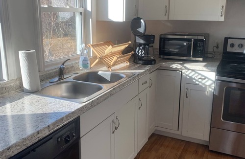 Cheshire Apartamento | Quiet 2bd Townhome apt in the heart of Cheshire. Backyard.