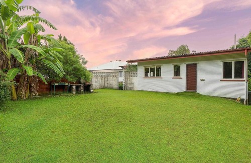Yeronga Casa | Quiet 4BR haven home with green surroundings