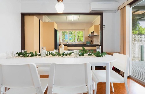 Yeronga Casa | Quiet 4BR haven home with green surroundings