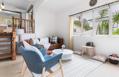 Yeronga Casa | Quiet 4BR haven home with green surroundings