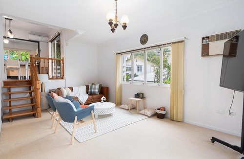 Yeronga Casa | Quiet 4BR haven home with green surroundings