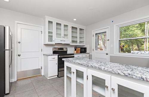 Overland Park Casa | Quiet 5BR Gem- King Beds! Stroll to Shopping/Dining