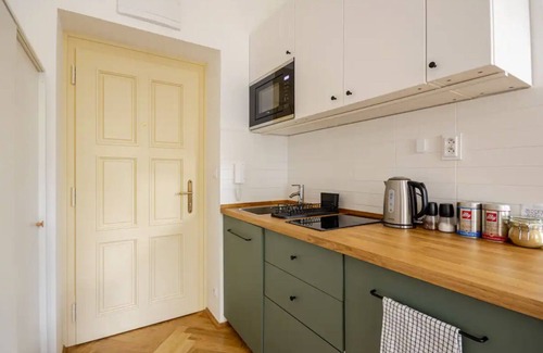 Dejvice Apartamento | Quiet and chic Studio w/AC - 10 min to the centre