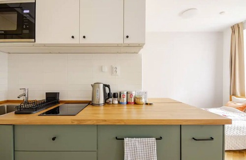 Dejvice Apartamento | Quiet and chic Studio w/AC - 10 min to the centre