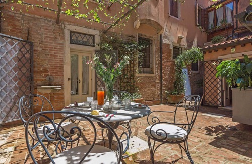 Dorsoduro Chalet De Esquí | Quiet and Classy Venetian Home with Private Courtyard