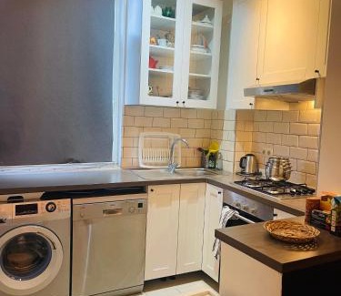 Sint-Jans-Molenbeek Apartamento | Quiet and Colorfull Flat in the Center City of Brussels