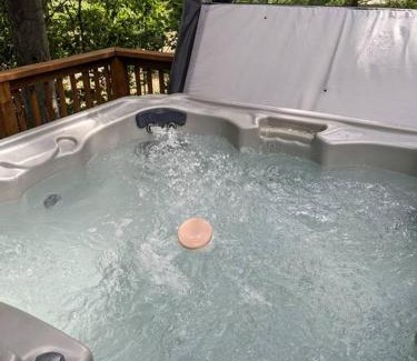 Cedar Chalet De Esquí | Quiet and Comfy 3bed/2bath - Chalet with hot tub.