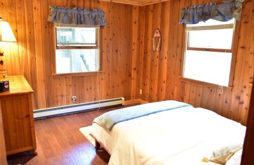 Cedar Chalet De Esquí | Quiet and Comfy 3bed/2bath - Chalet with hot tub.