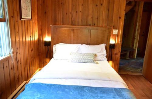 Cedar Chalet De Esquí | Quiet and Comfy 3bed/2bath - Chalet with hot tub.